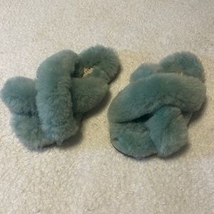 ASPEN OCEAN Genuine Sheepskin Teal Slippers Women’s Size Medium (Size 5)